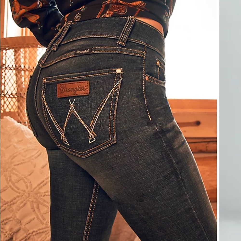 WOMEN'S WRANGLER RETRO® MAE MID RISE BOOTCUT JEAN